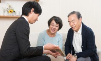 福祉用具の営業って他の営業とどう違うの？年収や将来性は？